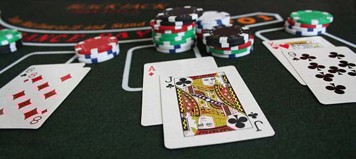 spil blackjack og slå dealeren i både fysisk casino og på online borde.